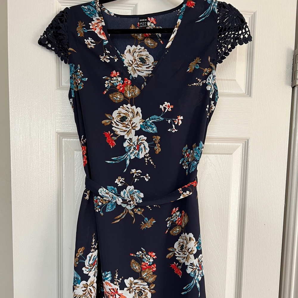 NWOT SHEIN Dress Size Small Navy Blue Tie Belt Floral Lace Crochet V-Neck Flowy - Picture 6 of 15